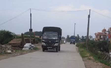 Đường vào Cát Quế cũng tấp nập ô tô, xe tải