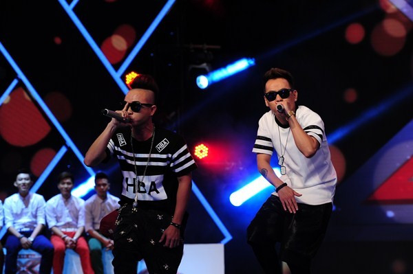 Nhóm FB Boiz khiến người xem cảm thấy khó chịu với cặp kính đen khi đứng trên sân khấu