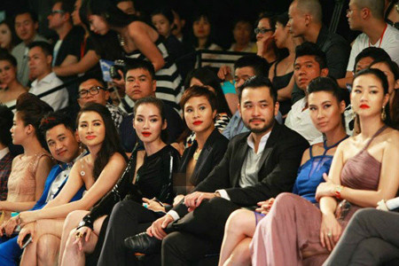 Phương Mai bị "lộ hàng" vì ăn mặc hớ hênh