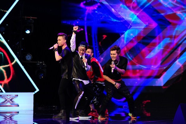 Nhóm 21st Century không giống 1 nhóm nhạc đang biểu diễn trên sân khấu