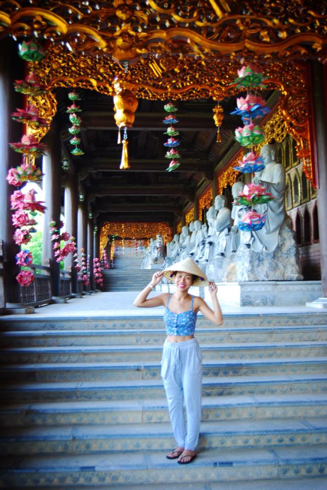 Thảo Trang mặc áo hai dây, hở bụng đi lễ chùa vì "không biết" ở Ninh Bình có ngôi chùa to nhất Việt Nam! Thảo Trang mặc áo hai dây, hở bụng đi lễ chùa vì "không biết" ở Ninh Bình có ngôi chùa to nhất Việt Nam!