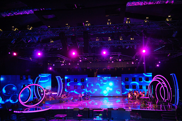 Sân khấu đã sẵn sàng cho đêm công bố kết quả