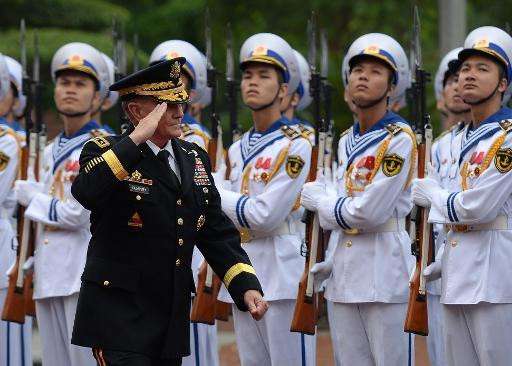 Chủ tịch Hội đồng tham mưu trưởng Liên quân Mỹ Martin Dempsey duyệt đội danh dự Quân đội nhân dân Việt Nam Chủ tịch Hội đồng tham mưu trưởng Liên quân Mỹ Martin Dempsey duyệt đội danh dự Quân đội nhân dân Việt Nam