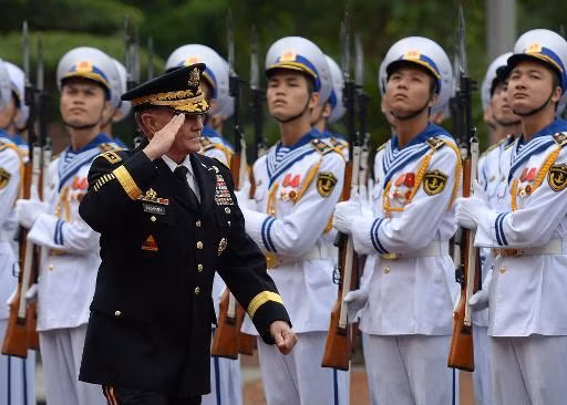 Chủ tịch Hội đồng tham mưu trưởng Liên quân Mỹ Martin Dempsey duyệt đội danh dự Quân đội nhân dân Việt Nam