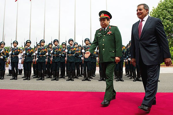 Tháng 6 năm 2012, Bộ trưởng Quốc phòng Mỹ khi đó Leon Panetta thăm Việt Nam Tháng 6 năm 2012, Bộ trưởng Quốc phòng Mỹ khi đó Leon Panetta thăm Việt Nam