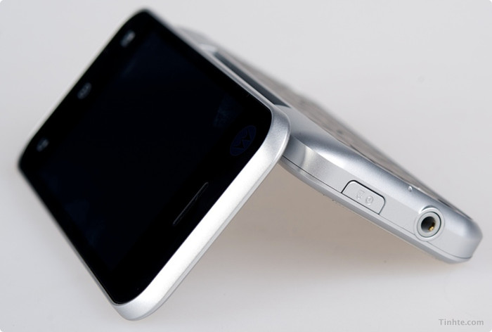 Nếu bạn e ngại việc thiết kế bàn phím phía sau sẽ bị trầy khi đặt máy trên bàn thì có thể yên tâm vì điều đó là không thể. Bàn phím của Backflip bằng phẳng giống như của Milestone nhưng mỗi phím đều được thiết kế bề mặt cong vì thế dễ thao tác hơn. Viền quanh nhô cao, bảo vệ bàn phím tránh được trầy xước trong quá trình sử dụng.