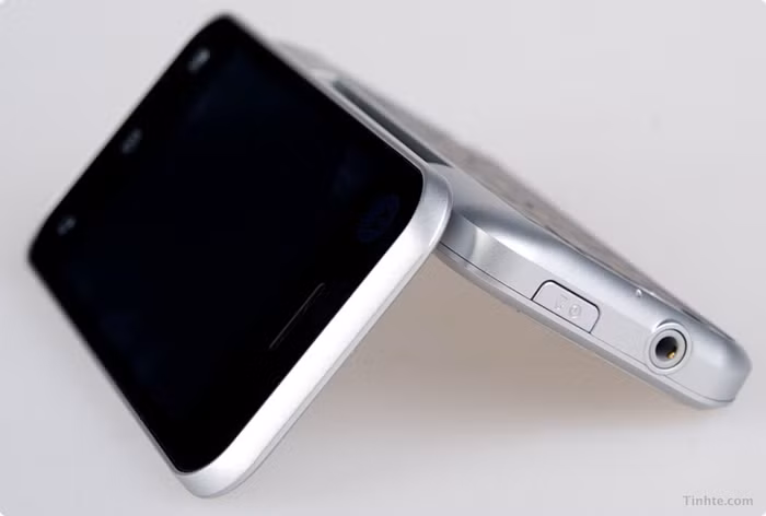 Nếu bạn e ngại việc thiết kế bàn phím phía sau sẽ bị trầy khi đặt máy trên bàn thì có thể yên tâm vì điều đó là không thể. Bàn phím của Backflip bằng phẳng giống như của Milestone nhưng mỗi phím đều được thiết kế bề mặt cong vì thế dễ thao tác hơn. Viền quanh nhô cao, bảo vệ bàn phím tránh được trầy xước trong quá trình sử dụng.