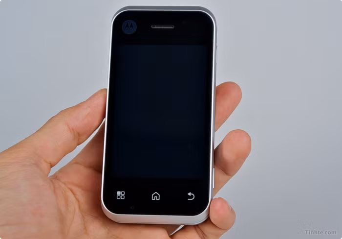 Camera 5.0 cho chất lượng khá tốt. Khi lật bàn phím thì camera quay ra phía trước, thuận tiện cho những người thích "tự chụp hình mình". Bàn phím của máy sẽ tự động tắt và không có tác dụng khi được để ở trạng thái close. Điều mình khá thích đó là khi mở bàn phím thì cũng đồng nghĩa với việc mở máy.