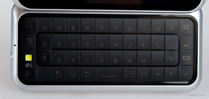 Là chiếc android đầu tiên và duy nhất đến thời điểm này có touchpad phía sau màn hình. Vị trí này thực tế lại không thuận tiện lắm trong thao tác, và cũng vì không quen nên mình khá khó khăn để làm quen với touchpad này. Bạn sẽ không tìm thấy con trỏ chuột trên màn hình của máy vì khi thao tác trên touchpad cũng có kết quả như khi bạn sử dụng phím điều hướng (trái, phải, lên, xuống). Và thao tác nhấp đúp đồng nghĩa với enter.