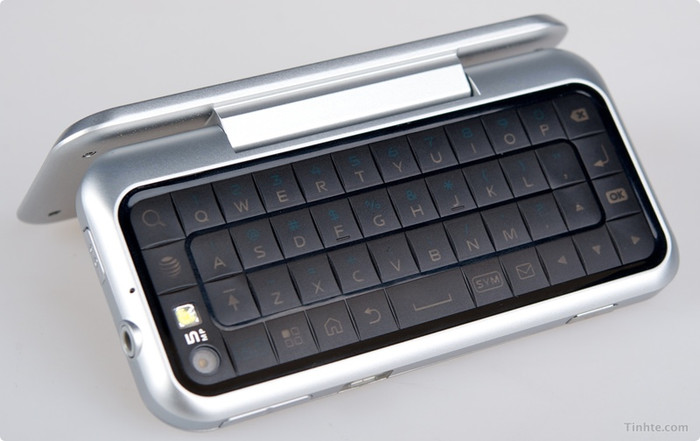 Bên ngoài, Backflip nhìn nhỏ hơn nhiều so với những hình ảnh được cung cấp trên mạng trước đây. Máy cầm chắc tay, tuy nhiên với thiết kế bàn phím phía sau sẽ làm bạn không được tự nhiên khi cầm máy. Sau Milestone thì Backflip là chiếc điện thoại Android có bàn phím thứ 2 của Motorola.