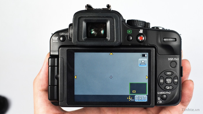 Màn hình cảm ứng lật xoay và cơ chế điều khiển, máy có nút quay phim riêng