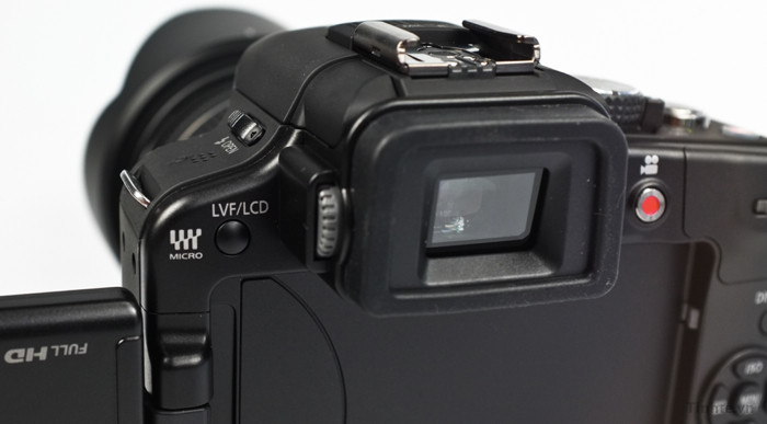 Nút chuyển giữa ống ngắm điện tử và màn hình, bên cạnh là vòng xoay cho người bị cận và ống ngắm