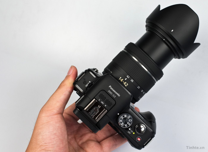 Panasonic G3 đã loại bỏ rất nhiều phím bấm và chức năng ở bản G2 trước đó để tiết kiệm chi phí, ngay cả tính năng cơ bản nhất như cảm biến trạng thái tự động nhận diện để chuyển đổi giữa màn hình và ống ngắm điện tử cũng bị giản lược đi. Hệ quả của quá trình cắt giảm này là người dùng trở nên khó chịu hơn trong quá trình sử dụng do phải liên tục bấm nút chuyển đổi. lỗ cắm micro phụ tăng cường chất lượng âm thanh cũng thiếu sót trên G3 nên ta có thể dễ dàng thấy Panasonic muốn nhắm nhiều hơn đến đối tượng người dùng gia định.