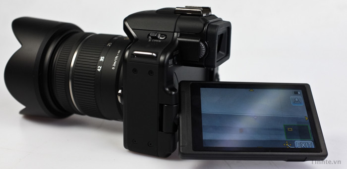 Không giống như dòng máy GH có thiết kế phẳng và nhỏ gọn, GF và G của Panasoic dành cho những khách hàng thích thiết kế hầm hố của DSLR với báng to, dễ cầm và tạo nhiều điểm tựa khi chụp nhằm hạn chế tối đa tình trạng rung máy. Panasonic G3 khá lớn khi so sánh với Olympus E-PL2 cũng là 1 máy ảnh không gương khác nhưng lại mỏng và có báng nhỏ hơn đàn anh G2 trước kia. Thân máy chắc chắn nhưng không có nhiều điểm đặc biệt.