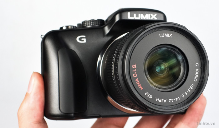 Tuy mang trong mình cái tên Lumix của dòng máy PnS nhưng G3 vẫn sở hữu một thiết kế mô phỏng các máy DSLR với kích cỡ gọn gàng hơn nhiều. Hiện tại G3 đang được bán với giá khoảng 700$ kèm ống kính kit 14-42mm ở thị trường Mỹ hoặc 600$ chỉ riêng cho thân máy.