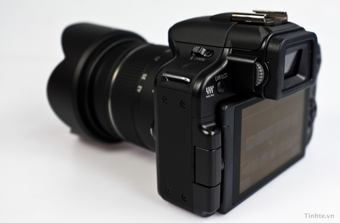 ống ngắm điện tử EVF có chất lượng tốt, hình ảnh trong và nổi. G3 cũng tích hợp 1 đèn flash cóc trên đỉnh EVF giống DSLR, to và phạm vi phủ sáng khá.