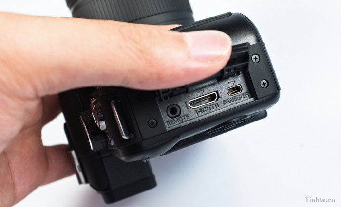 Remote, HDMI out, AV out kiêm USB