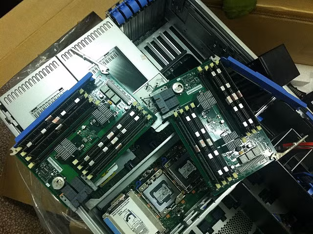 02 Cạc mở rộng Bộ nhớ trong chuẩn theo máy (Memory expansion card) Bộ nhớ trong (Memory): Với khả năng mở rộng lên đến 2.0 TB bộ nhớ trong loại DDR-3 RDIMM (64 khe cắm RAM), nâng cấp đến 3TB bộ nhớ trong nếu dùng thêm Module mở rộng bộ nhớ trong(Memory expansion Module - MAX5). IBM x3850x5 cho phép cắm tối đa 04 Cạc mở rộng bộ nhớ trong với trường hợp máy chạy 02 CPU, mỗi Cạc mở rộng bộ nhớ trong cho phép cắm 08 thanh Bộ nhớ trong RDIMM => tương đương 1TB RAM. Nếu muốn dùng nhiều hơn 1TB RAM bạn bắt buộc phải dùng thêm Module mở rộng bộ nhớ trong (Memory expansion Module) hoặc bạn phải nâng cấp lên sử dụng 4 CPU: Nhỏ hơn 1TB Bộ nhớ trong = dùng 02 CPU + tối đa 04 Cạc mở rộng bộ nhớ trong; Muốn lớn hơn 1TB Bộ nhớ trong = dùng 04 CPU + tối đa 08 Cạc mở rộng bộ nhớ trong = dùng 02 CPU + tối đa 4 Cạc mở rộng bộ nhớ trong + Module mở rộng bộ nhớ trong (Memory expansion Module)