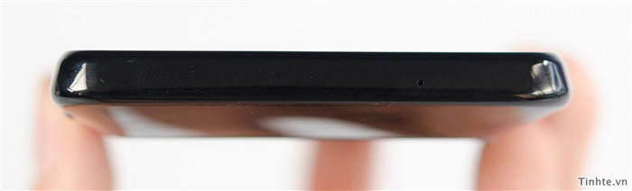 Cạnh dưới chỉ có microphone Cạnh dưới chỉ có microphone