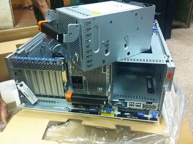 Cấu hình chuẩn với 02 nguồn 1975W thay nóng và phân tải