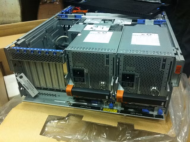 Bộ nguồn(Power Supply): Khả năng cắm cùng lúc 02 bộ nguồn công suất 1975W làm cho máy chủ x3850x5 hoạt động ổn định hơn với khả năng phân tải và thay thế nóng nếu 1 trong 2 bộ nguồn bị lỗi ngay khi máy chủ đang chạy. Ngoài ra bạn có thể nâng cấp thành 04 bộ nguồn với 02 bộ nguồn cắm trong Module mở rộng bộ nhớ trong.