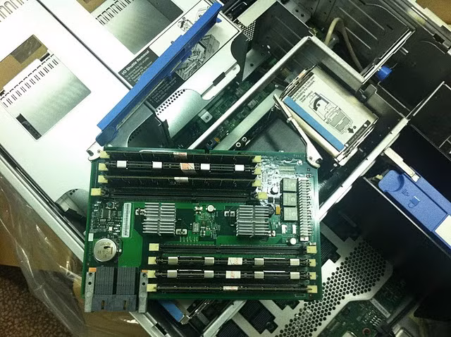 Cạc mở rộng Bộ nhớ trong DDR-3 RDIMM (Memory expansion card). Mỗi Cạc mở rộng bộ nhớ trong này cắm được tối đa 08 khe RAM, mỗi máy x3850x5 cắm được 08 cạc này. So với x3650M3 dùng được tối đa 288GB Bộ nhớ trong thì x3850x5 quả là khủng khiếp về khả năng mở rộng bộ nhớ trong(gấp gần 11 lần x3650M3); X3650M3 tối đa 288GB RAM = 18 khe cắm RAM (RDIMM) X3850x5 tối đa 3TB RAM = 64 khe cắm RAM (08 Cạc mở rộng RAM x 08 khe cắm) + 32 khe cắm RAM (01 Module mở rộng RAM x 32 khe cắm)