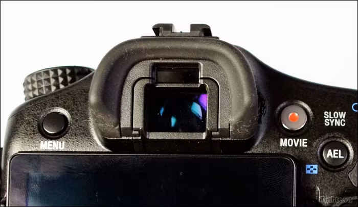 Cũng giống như Alpha A65, kính ngắm OLED độ phân giải XGA với eye-cup thiết kế gọn gàng, không nhô nhiều ra bên ngoài.