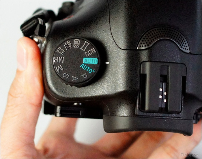 Bánh xe chọn chức năng của Alpha A77 nổi bật với chế độ chụp 12 fps, chế độ định sẵn MR chọn nhanh 3 cụm thông số kỹ thuật được đặt sẵn. Hệ thống điều khiển của Alpha A77 thừa hưởng từ thiết kế của DSLR-A700. Tuy nhiên để thu hẹp chiều dài, Sony dồn nhiều phím qua bên phần điều khiển tai phải và chỉ để lại phím menu cho tay trái sử dụng. Ngay bên phải của chân đèn flash là màn hình LCD và tổ hợp các phím điều chỉnh nhanh khá tiện lợi. Dòng máy này cũng không thiếu hai bánh xe xoay điều khiển ở trước và sau. Không bị bó buộc bởi 1 thiết lập điều chỉnh, hai bánh xe xoay này phối hợp vô cùng ăn ý, chẳng hạn ở thiết lập ISO, bánh xe phía trước sẽ nhảy 1-stop ISO (50-100-200-400-800...) trong khi bánh xe phía sau điều khiển ⅓-stop ISO (100-125-160-200-250-320...). Một số mẫu máy như Nikon D3 lại không có được sự tiện lợi này. Bánh xe chọn chức năng của Alpha A77 nổi bật với chế độ chụp 12 fps, chế độ định sẵn MR chọn nhanh 3 cụm thông số kỹ thuật được đặt sẵn. Hệ thống điều khiển của Alpha A77 thừa hưởng từ thiết kế của DSLR-A700. Tuy nhiên để thu hẹp chiều dài, Sony dồn nhiều phím qua bên phần điều khiển tai phải và chỉ để lại phím menu cho tay trái sử dụng. Ngay bên phải của chân đèn flash là màn hình LCD và tổ hợp các phím điều chỉnh nhanh khá tiện lợi. Dòng máy này cũng không thiếu hai bánh xe xoay điều khiển ở trước và sau. Không bị bó buộc bởi 1 thiết lập điều chỉnh, hai bánh xe xoay này phối hợp vô cùng ăn ý, chẳng hạn ở thiết lập ISO, bánh xe phía trước sẽ nhảy 1-stop ISO (50-100-200-400-800...) trong khi bánh xe phía sau điều khiển ⅓-stop ISO (100-125-160-200-250-320...). Một số mẫu máy như Nikon D3 lại không có được sự tiện lợi này.