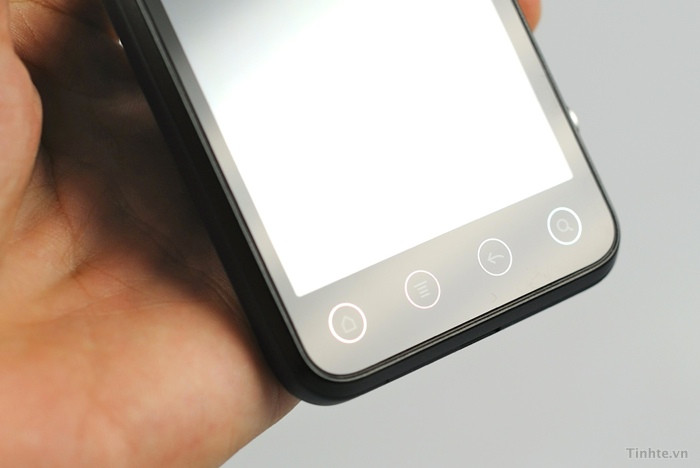 4 nút phía dưới được bọc bởi 4 cái vòng tròn làm cho nó thật nổi bật khi có ánh sáng chiếu vào...