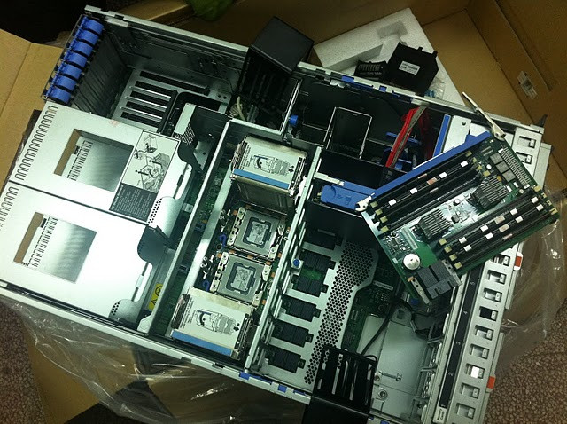IBM x3850x5 chi tiết bên trong máy IBM x3850x5 chi tiết bên trong máy