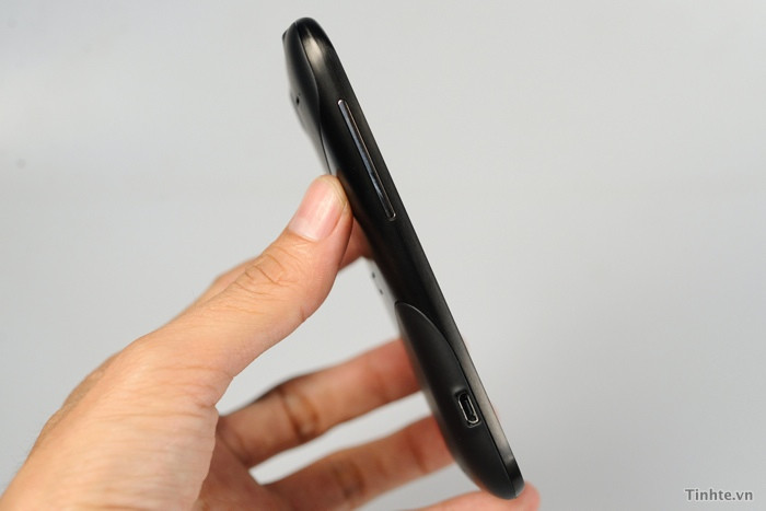 Sườn kim loại cũng sơn màu đậm, dạng màu và sước kim loại, đậm hơn nhiều so với Sensation thường. Sườn của Sensation XE giống như Sensation đồng thời là một chiếc nắp nguyên khối ôm trọn thân máy. Sườn kim loại cũng sơn màu đậm, dạng màu và sước kim loại, đậm hơn nhiều so với Sensation thường. Sườn của Sensation XE giống như Sensation đồng thời là một chiếc nắp nguyên khối ôm trọn thân máy.