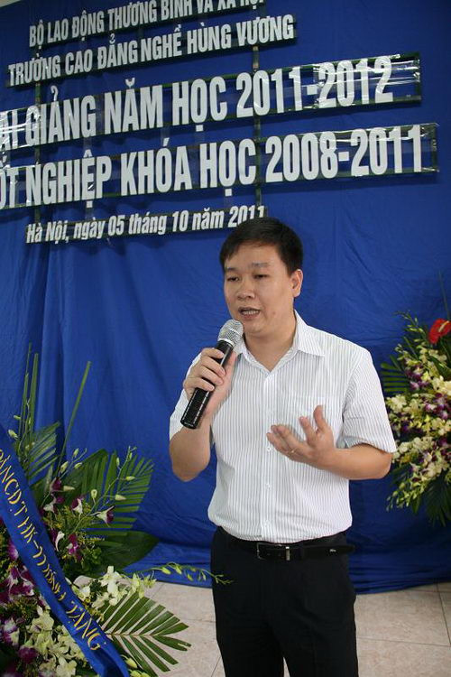 Nhà báo Nguyễn Tiến Bình hứa sẽ kết nối với nhiều đơn vị tài trợ khác để mang đến cho các em sinh viên của trường nhiều suất học bổng hơn nữa Nhà báo Nguyễn Tiến Bình hứa sẽ kết nối với nhiều đơn vị tài trợ khác để mang đến cho các em sinh viên của trường nhiều suất học bổng hơn nữa