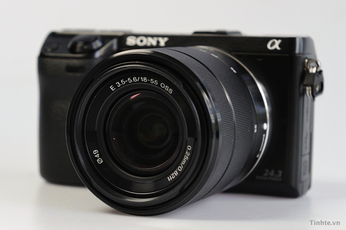 Ống kính theo máy là ống 18-55mm khẩu 3.5-5.6 nhưng là màu đen thay vì màu bạc giống như những ống theo các máy NEX khác. Ống kính theo máy là ống 18-55mm khẩu 3.5-5.6 nhưng là màu đen thay vì màu bạc giống như những ống theo các máy NEX khác.