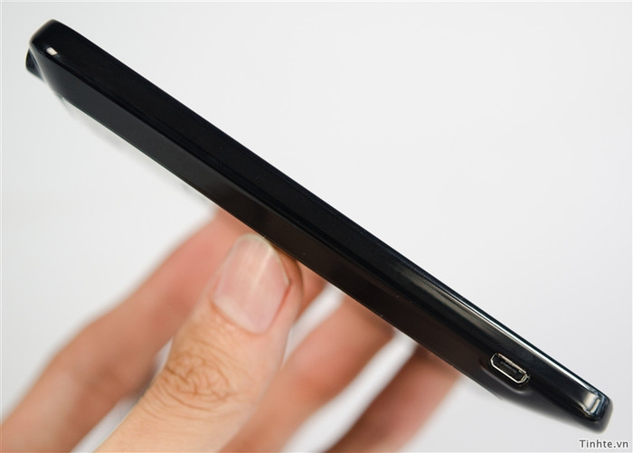 Cạnh trái có cổng micro USB Cạnh trái có cổng micro USB