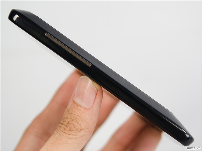 Cạnh phải chỉ có 2 phím âm lượng dính liền nhau Cạnh phải chỉ có 2 phím âm lượng dính liền nhau