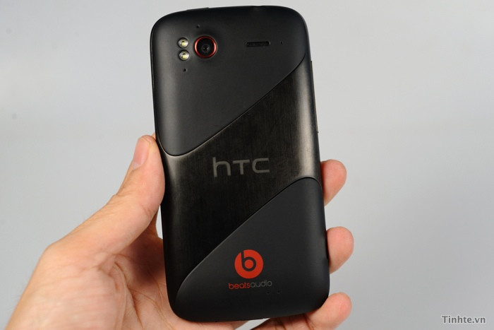 Nổi bật ở phía sau là logo Beats màu đỏ in trên phần in mờ phía dưới của máy. Dưới logo là chữ Beats Audio. Đây là điểm nổi bật nhất, thay đổi mạnh mẽ nhất trên thân của máy. Nổi bật ở phía sau là logo Beats màu đỏ in trên phần in mờ phía dưới của máy. Dưới logo là chữ Beats Audio. Đây là điểm nổi bật nhất, thay đổi mạnh mẽ nhất trên thân của máy.