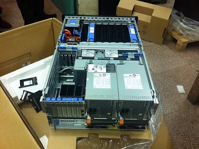 Cạc mạng (Network Interface): Tích hợp sẵn 02 cạc mạng cho tốc độ, như cấu hình máy giới thiệu trong bài này đi kèm có sẵn luôn 02 cổng kết nối quang 10Gbps (tùy model mới có cái này) tuy nhiên cũng không dùng ngay được mà bạn phải mua thêm cái Module quang nhỏ gọi là Transceiver để cắm vào cạc quang có sẵn rồi cắm dây cáp quang vào cái Transceiver này.