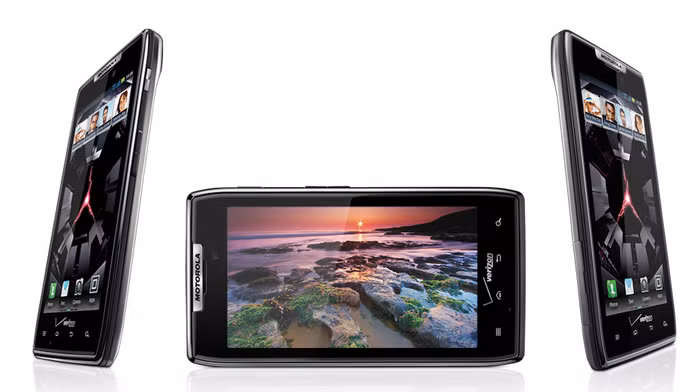 Màn hình cảm ứng của DROID RAZR được Motorola xác nhận có kích thước 4,3 inch, độ phân giải đạt chuẩn qHD cho tỷ lệ tương phản và độ bão hòa màu sắc đều cao hơn khi đem so sánh với iPhone 4S. Ngoài ra, màn hình máy còn được bảo vệ bởi một lớp kính chịu lực Gorilla cùng bộ khung viền làm từ sợi Kevlar, giúp chống thấm nước, bụi bẩn và va đập cho thiết bị