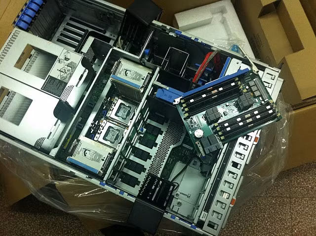 Cấu hình chuẩn IBM x3850x5 cắm 02 CPU ở vị trí số 1 và số 4. Dòng máy x3850x5 chỉ khác dòng máy x3950x5 về việc x3950x5 có sẵn cạc và cáp để có thể ghép các máy x3950x5 vào nhau thành một máy với nhiều node còn lại thì các cấu hình khác là hoàn toàn giống nhau (x3850x5 muốn ghép các máy thì phải mua thêm QPI Wrap Cạc + cáp nối)