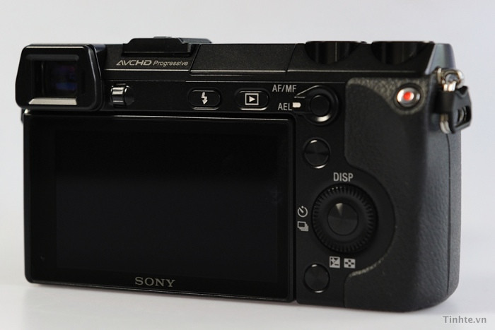 Mặt sau của NEX 7 nhìn rất là hiện đại và hầm hố Mặt sau của NEX 7 nhìn rất là hiện đại và hầm hố