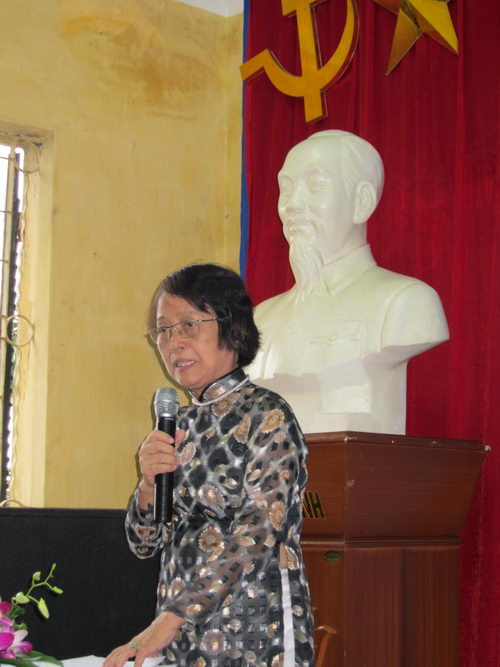 Tiến sỹ Phạm Minh Thủy - Hiệu trưởng trường CĐ Nghề Hùng Vươngphát biểu khai mạc buổi lễ Tiến sỹ Phạm Minh Thủy - Hiệu trưởng trường CĐ Nghề Hùng Vươngphát biểu khai mạc buổi lễ