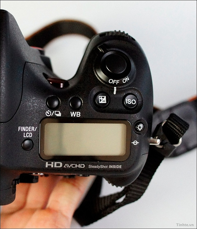 Là một sản phẩm hướng mạnh đến tính năng quay phim, Alpha A77 ghi rõ dòng chữ HD AVCHD để chú thích cho định dạng phim mà máy sử dụng. Là một sản phẩm hướng mạnh đến tính năng quay phim, Alpha A77 ghi rõ dòng chữ HD AVCHD để chú thích cho định dạng phim mà máy sử dụng.