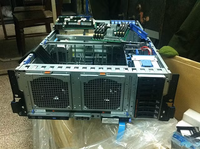 Mặt trước của máy với khe cắm 08 ổ cứng Hot-swap SAS/SATA. Với cầu hình sản xuất chuyên cho xử lý nên x3850x5 chỉ cắm trong tối đa 08 ổ cứng 2.5" Serial Attached SCSI (SAS)/SATA hoặc tối đa 16 ổ cứng SSD; Ổ cứng(HDD): với các định dạng giao tiếp SAS/SATA truyền thống hoặc ổ cứng thể rắn SSD công nghệ mới nhất, khả năng thay thế ngay khi máy chủ đang chạy với các ổ cứng lỗi.