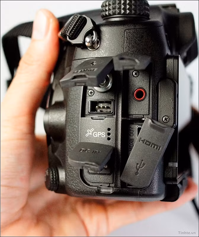 Máy được trang bị rất nhiều các kết nối, trong đó có cả dây đèn flash mà Alpha A65 không hỗ trợ. SLT-A77V là phiên bản có hỗ trợ chip GPS tích hợp.