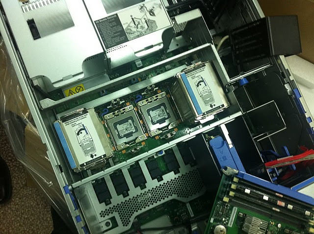 Mỗi máy chủ x3850x5 cắm tối đa 04 Đơn vị xử lý trung tâm (CPU). Đơn vị xử lý trung tâm (CPU): Dòng máy IBM x3850x5 Sử dụng họ vi xử lý CPU Intel Xeon E7000, X7000 hoặc E7 series với khả năng mở rộng 04 CPU, tốc độ xử lý tối đa cho mỗi CPU là 2.4 GHz (10-core) và bộ đệm của CPU lên đến 30MB. Để ý là với các dòng máy chủ của IBM không hỗ trợ cắm các CPU khác loại nhau trên cùng một thân máy. Và với việc cho phép ghép 02 máy x3850x5 hoặc 04 máy x3850x5, … để tạo nên hiệu suất xử lý 8 node, 16 node, 32 node,…là lợi thế cực lớn của máy chủ IBM ở dòng hệ thống có nhiều bộ vi xử lý (với dòng ghép khoảng trên của nhiều node thì IBM gần như không có đối thủ trong lĩnh vực, có một biểu đồ thống kê việc này ở Internet mình sẽ cập nhật sau) Mỗi máy chủ x3850x5 cắm tối đa 04 Đơn vị xử lý trung tâm (CPU). Đơn vị xử lý trung tâm (CPU): Dòng máy IBM x3850x5 Sử dụng họ vi xử lý CPU Intel Xeon E7000, X7000 hoặc E7 series với khả năng mở rộng 04 CPU, tốc độ xử lý tối đa cho mỗi CPU là 2.4 GHz (10-core) và bộ đệm của CPU lên đến 30MB. Để ý là với các dòng máy chủ của IBM không hỗ trợ cắm các CPU khác loại nhau trên cùng một thân máy. Và với việc cho phép ghép 02 máy x3850x5 hoặc 04 máy x3850x5, … để tạo nên hiệu suất xử lý 8 node, 16 node, 32 node,…là lợi thế cực lớn của máy chủ IBM ở dòng hệ thống có nhiều bộ vi xử lý (với dòng ghép khoảng trên của nhiều node thì IBM gần như không có đối thủ trong lĩnh vực, có một biểu đồ thống kê việc này ở Internet mình sẽ cập nhật sau)