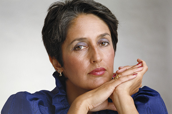 1981-1982: Yêu người hơn mình đến 20 tuổi Trong một quyền hồi ký viết về Steve Jobs, tác giả Deutschman cho biết Jobs từng có quan hệ tình cảm với Joan Baez, người hơn ông tới 20 tuổi và là vợ cũ của Bob Dylan. Steve Jobs được biết đến như một người có thiên hướng nghệ sỹ và có rất nhiều bạn trong làng giải trí Mỹ. Steve Jobs chưa bao giờ thừa nhận mối quan hệ với ca sỹ Joan Baez, tuy nhiên câu chuyện từ một cuốn hồi kỳ khác khẳng định Steve Jobs đã định cưới Joan Baez nhưng khi đó bà đã đến tuổi không thể sinh con được nữa.