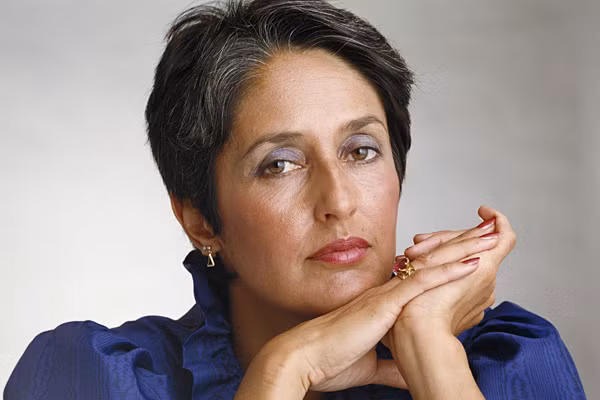 1981-1982: Yêu người hơn mình đến 20 tuổi Trong một quyền hồi ký viết về Steve Jobs, tác giả Deutschman cho biết Jobs từng có quan hệ tình cảm với Joan Baez, người hơn ông tới 20 tuổi và là vợ cũ của Bob Dylan. Steve Jobs được biết đến như một người có thiên hướng nghệ sỹ và có rất nhiều bạn trong làng giải trí Mỹ. Steve Jobs chưa bao giờ thừa nhận mối quan hệ với ca sỹ Joan Baez, tuy nhiên câu chuyện từ một cuốn hồi kỳ khác khẳng định Steve Jobs đã định cưới Joan Baez nhưng khi đó bà đã đến tuổi không thể sinh con được nữa.