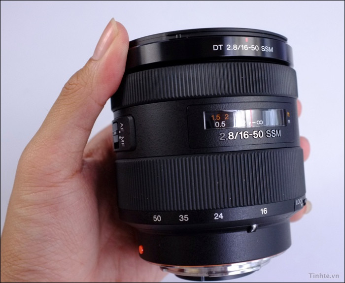 Alpha A77 có tuỳ chọn bộ máy gồm thân và ống kính SAL1650, đây là ống kính dành cho hệ máy APS-C (DT) tiêu cự 16-50mm 1 khẩu độ f/2.8 với motor lấy nét siêu êm SSM. Ống kính phù hợp với người dùng cần tốc độ lấy nét nhanh khi chụp ảnh chuyển động cao cũng như quay phim liên tục. Alpha A77 có tuỳ chọn bộ máy gồm thân và ống kính SAL1650, đây là ống kính dành cho hệ máy APS-C (DT) tiêu cự 16-50mm 1 khẩu độ f/2.8 với motor lấy nét siêu êm SSM. Ống kính phù hợp với người dùng cần tốc độ lấy nét nhanh khi chụp ảnh chuyển động cao cũng như quay phim liên tục.