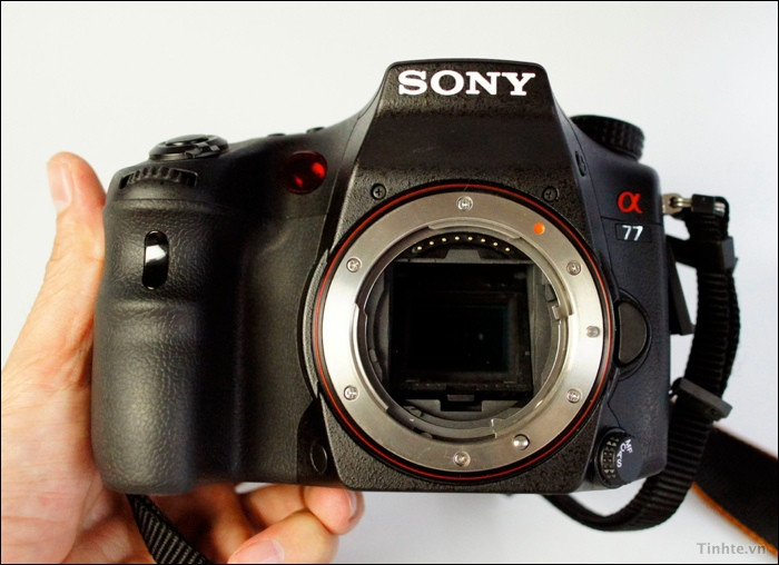 Nhận thấy những ưu điểm của hệ máy DSLR translucent mirror so với DSLR truyền thống, Alpha A77 ra đời là sự lựa chọn cho các nhiếp ảnh gia bán chuyên cần một chiếc máy chụp nhanh với tốc độ lấy nét nhanh, khả năng quay phim full HD 1080p/60p với chế độ lấy nét liên tục. Chính những giá trị mà Alpha A77 đem lại nên mức giá khởi điểm cho thân máy được đưa ra là 1400 USD. Nhận thấy những ưu điểm của hệ máy DSLR translucent mirror so với DSLR truyền thống, Alpha A77 ra đời là sự lựa chọn cho các nhiếp ảnh gia bán chuyên cần một chiếc máy chụp nhanh với tốc độ lấy nét nhanh, khả năng quay phim full HD 1080p/60p với chế độ lấy nét liên tục. Chính những giá trị mà Alpha A77 đem lại nên mức giá khởi điểm cho thân máy được đưa ra là 1400 USD.