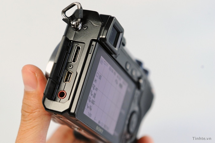 Các cổng giao tiếp: MiniHDMI, MiniUSB và jack cắm Mic 3.5mm Các cổng giao tiếp: MiniHDMI, MiniUSB và jack cắm Mic 3.5mm